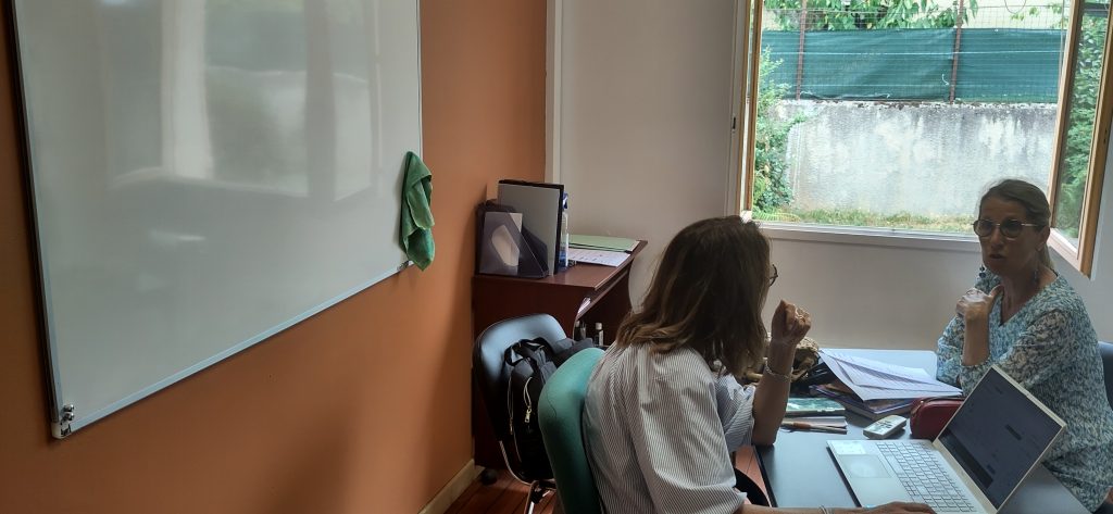 Formatrice et stagiaire pendant un bilan de niveau chez Alpha Langues