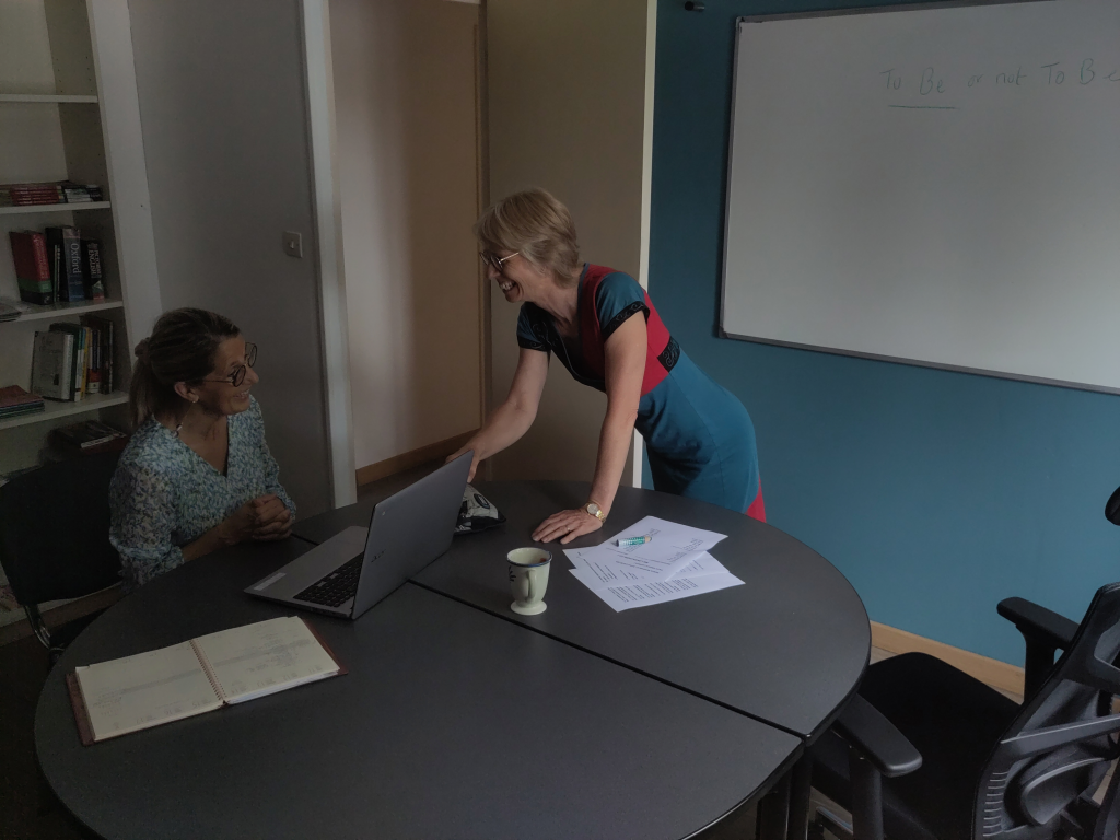 Formatrice et stagiaire souriantes lors d’un cours d’anglais chez Alpha Langues
