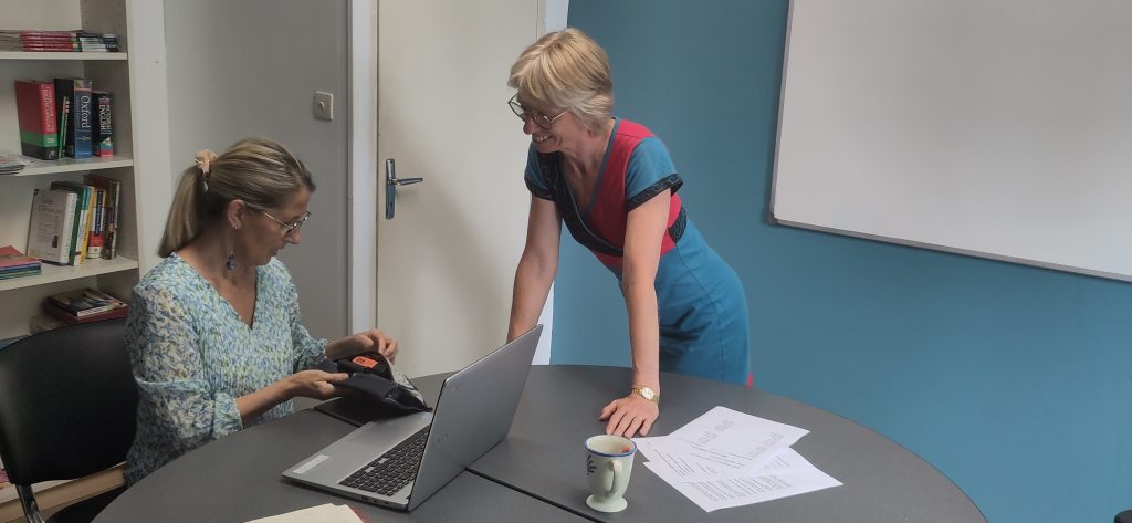 Formatrice Alpha Langues accompagnant une stagiaire en cours d’anglais